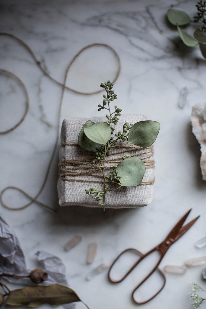 Tröttnat på förra årets julduk? Slå in klapparna i spillbitar av den. Pimpa med eucalyptus blad.