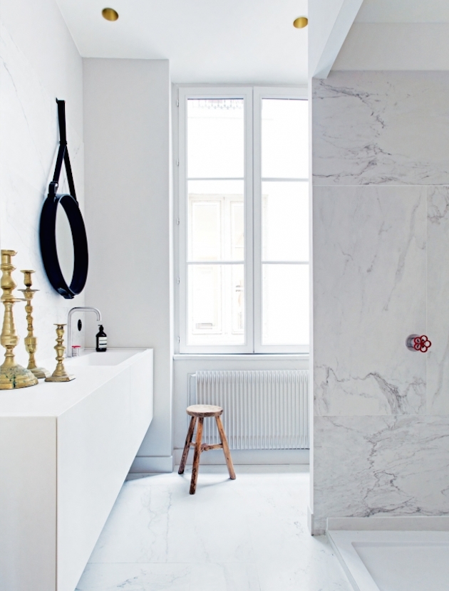 moulding marble-white-bathroom-photo-felix-forest