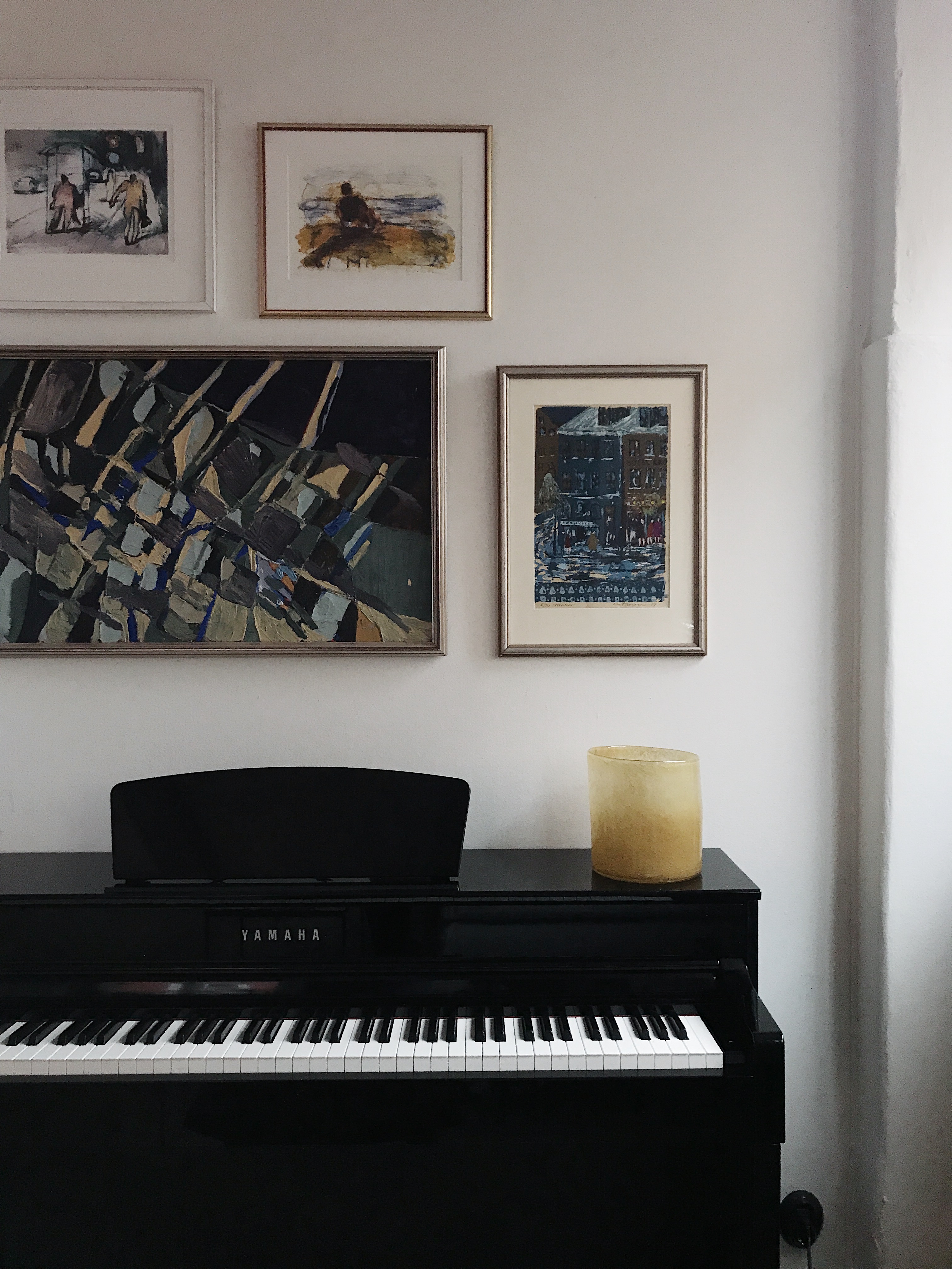 homestyling, studio in, lasarettsgatan 6, piano, tavelvägg